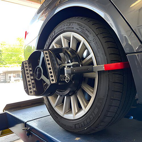 Wheel alignment measuring target fitted to a car wheel