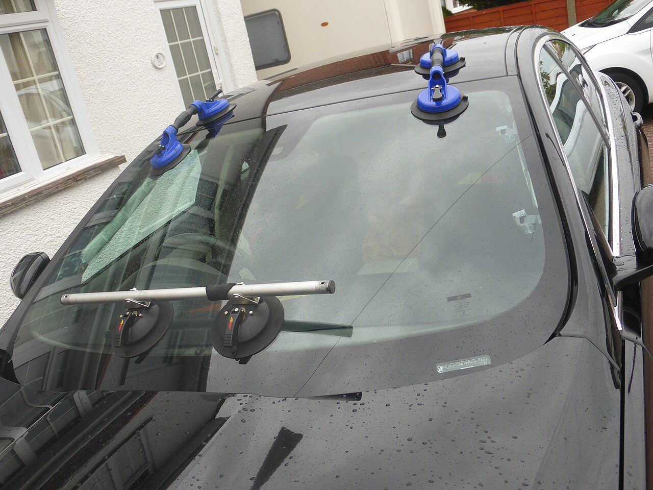 Suction tools supporting a windshield during glass replacement