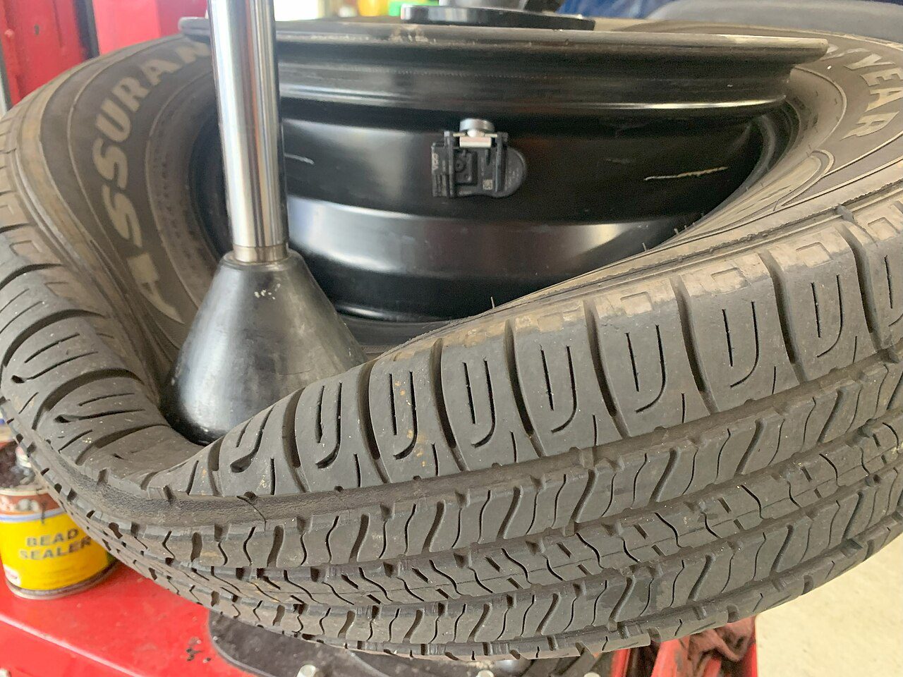 Pressure sensor inside a wheel with the tire bead released
