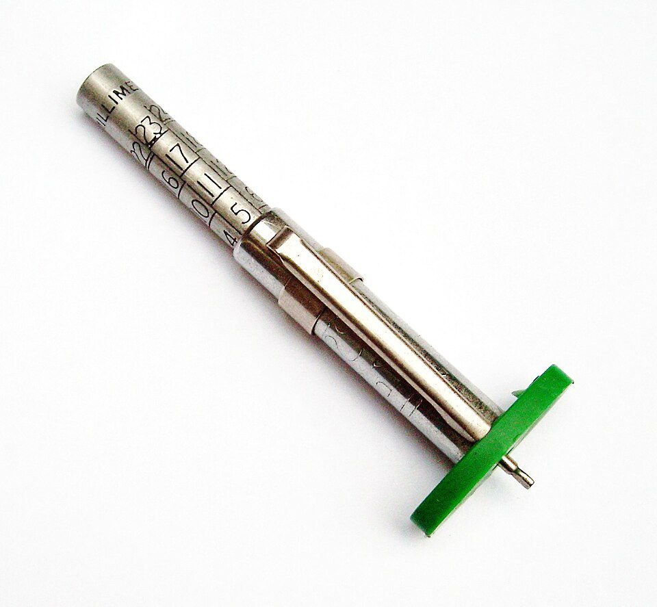 Mechanical gauge for measuring tire tread depth