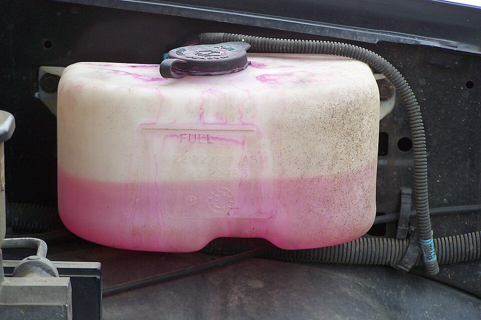 Washer fluid reservoir with filler cap and visible fluid level