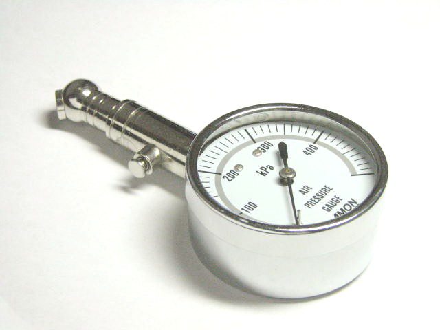 Handheld dial tire-pressure gauge