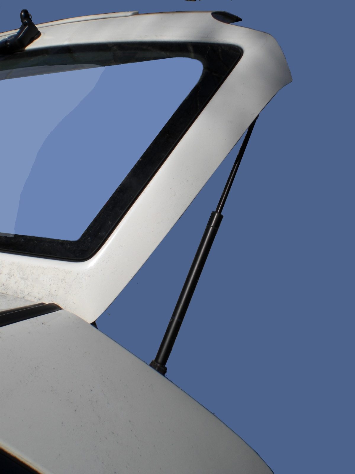 Gas support strut holding a vehicle hatch open